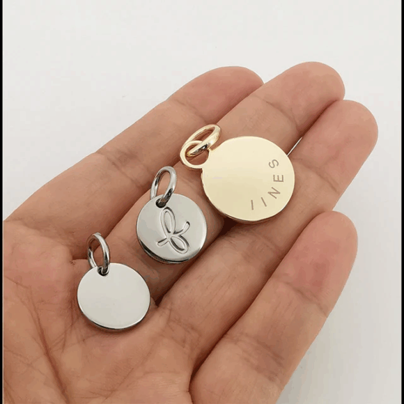 Mẫu gắn khoen được A&T Label thiết kế