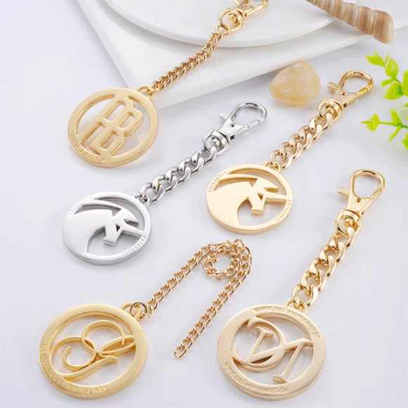 Mẫu gắn khoen được A&T Label thiết kế